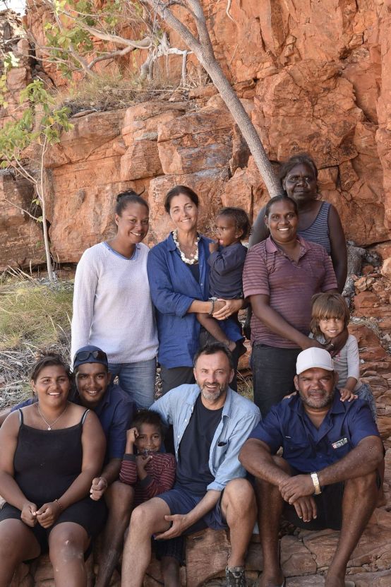 Sur-place-chez-les-Worrarra-photo-souvenir-d-une-rencontre-magique_width1024